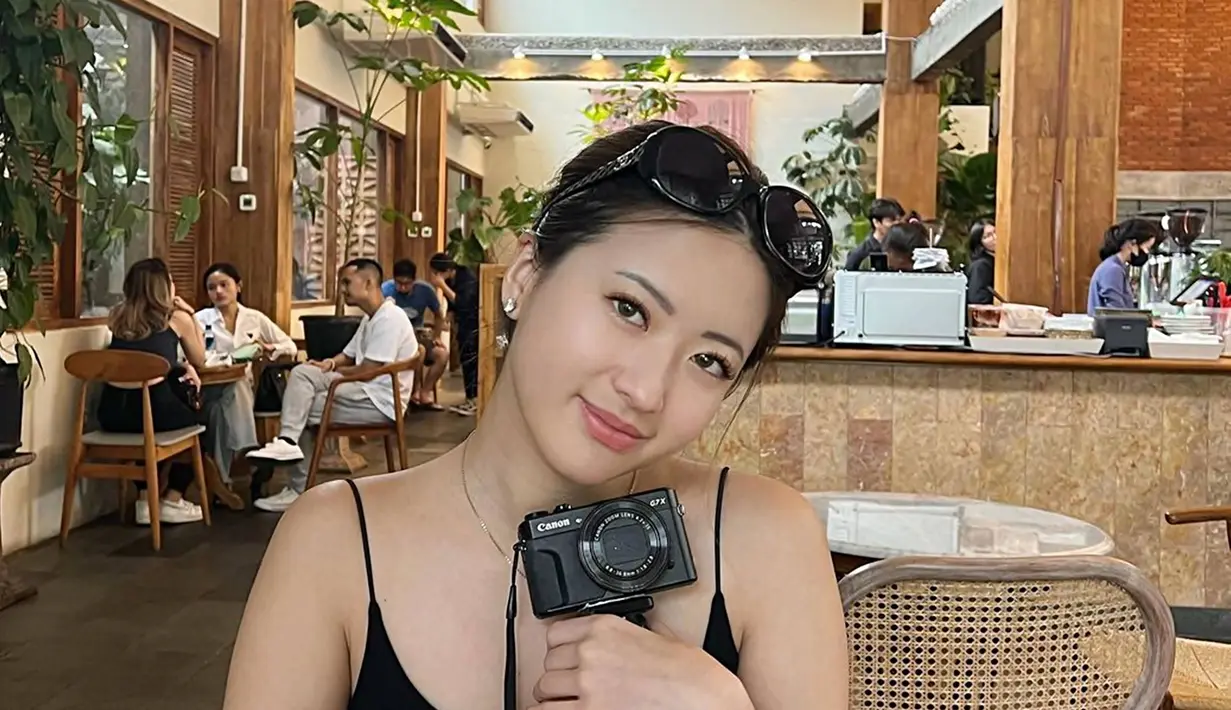 Selama kuliah di Amerika, Valerie kerap membagikan potret kesehariannya. Bahkan dalam kanal YouTubenya, pernah mengunggah video kesehariannya sebagai mahasiswa di luar negeri. Aktivitasnya yang diawali dari bangun tidur sampai menjalani perkuliahan ini pun cukup mencuri perhatian para penggemarnya. (Liputan6.com/IG/@valeriepola)