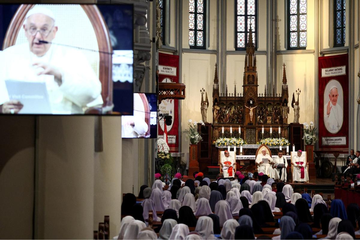 Mengenang Ciuman Penuh Haru Paus Fransiskus dan Imam Besar Masjid Istiqlal yang Jadi Sorotan Dunia