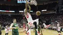 Corey Brewer turut berkontribusi membawa Rockets meraih kemenangan. Small forward 29 tahun itu berhasil mencetak 14 poin plus tiga assist. (SCOTT HALLERAN/GETTY IMAGES NORTH AMERICA/AFP)