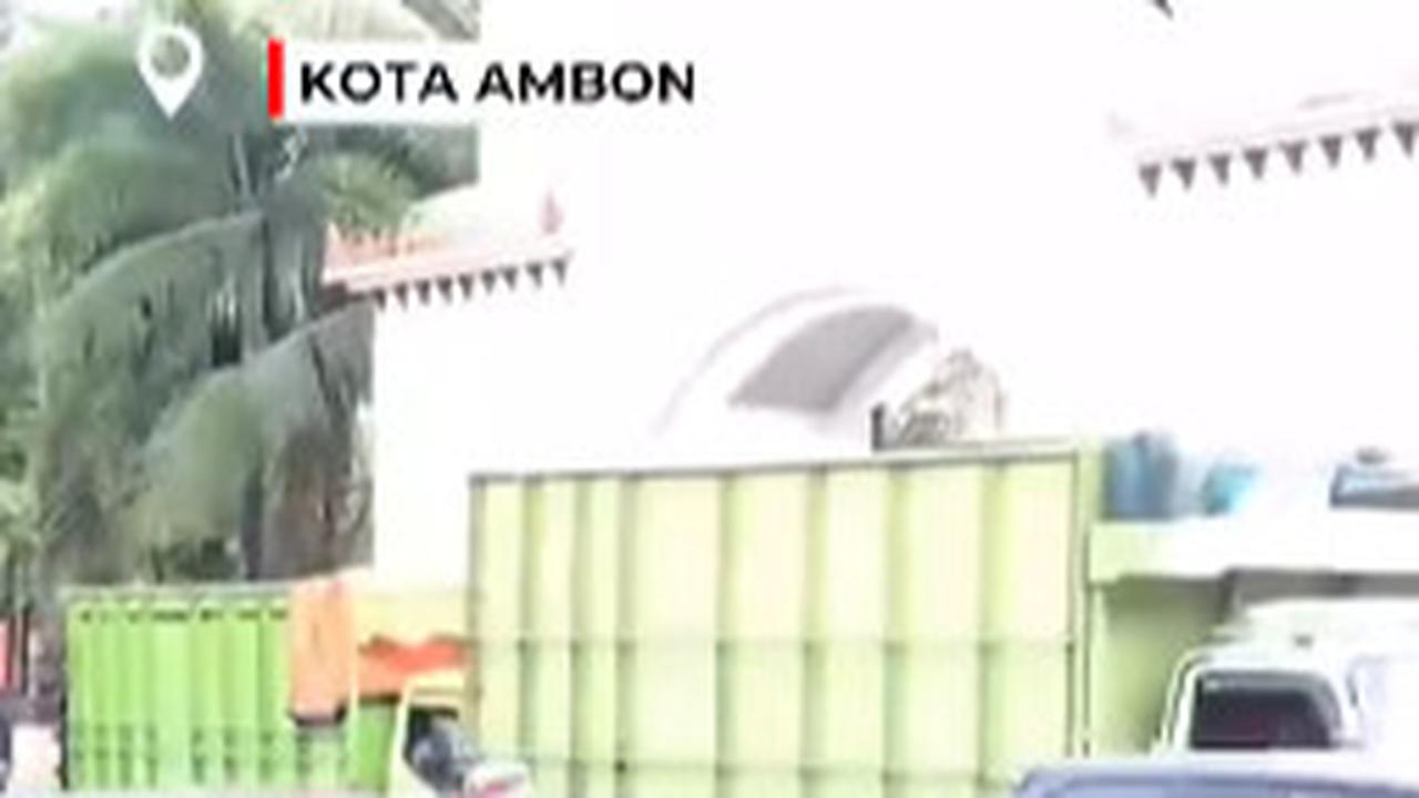 Rekaman Video Polisi di Ambon Banting Pemobil di Tengah Jalan