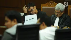 Terdakwa dugaan suap opini WTP Kemendes PDTT, Ali Sadli (kedua kiri) saat sidang lanjutan di Pengadilan Tipikor, Jakarta, Senin (8/1). Sidang mendengar keterangan empat saksi salah satunya, Sekjen KONI Ending Fuad Hamidi. (Liputan6.com/Helmi Fithriansyah)