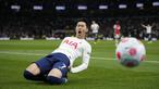 Son Heung-min menjadi pusat perhatian usai tampil gemilang dan berhasil mencetak satu gol dalam kemenangan 3-0 Tottenham Hotspur atas Arsenal pada laga pekan ke-36 Liga Inggris 2021/2022. (AP/Matt Dunham)
