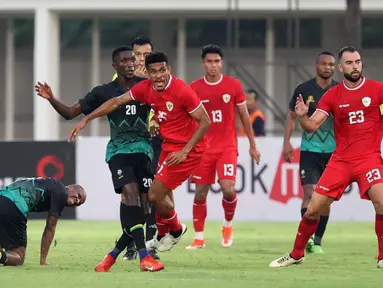 Pemain Timnas Indonesia, Ricky Kambuaya berebut bola dengan pemain Tanzania, Yusuph Ally Kagoma saat laga persahabatan yang berlangsung di Stadion Madya, Senayan, Jakarta, Minggu (02/06/2024). (Bola.com/Abdul Aziz)