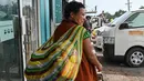 <p>Di Papua Nugini, bilum secara tradisional mengacu pada jenis tas yang merupakan simbol status sosial perempuan. Wanita yang sudah menikah mengenakan tali bilum di dahi mereka, membawa barang belanjaan dan anak-anak di tas bilum elastis mereka. (ADEK BERRY/AFP)</p>