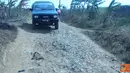 Citizen6, Sukabumi: Sebagian besar jalan penghubung antar desa rusak dan masih bebatuan. (Pengirim: Fajar Satritama)