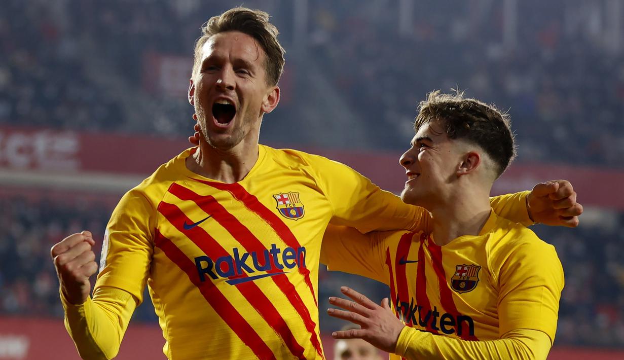 Setelah beberapa kali gagal, pada menit ke-57 Luuk De Jong berhasil menjebol gawang Granada untuk membawa Barcelona unggul 1-0 melalui tandukannya usai menerima umpan Dani Alves. (AP/Fermin Rodriguez)