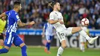 Gelandang Real Madrid, Gareth Bale mengontrol bola dari kawalan pemain Deportivo Alaves Guillermo Maripan saat bertanding di La Liga Spanyol di stadion Mendizorroza, Vitoria (6/10). Madrid takluk 1-0 Deportivo Alaves. (AP Photo/Alvaro Barrientos)