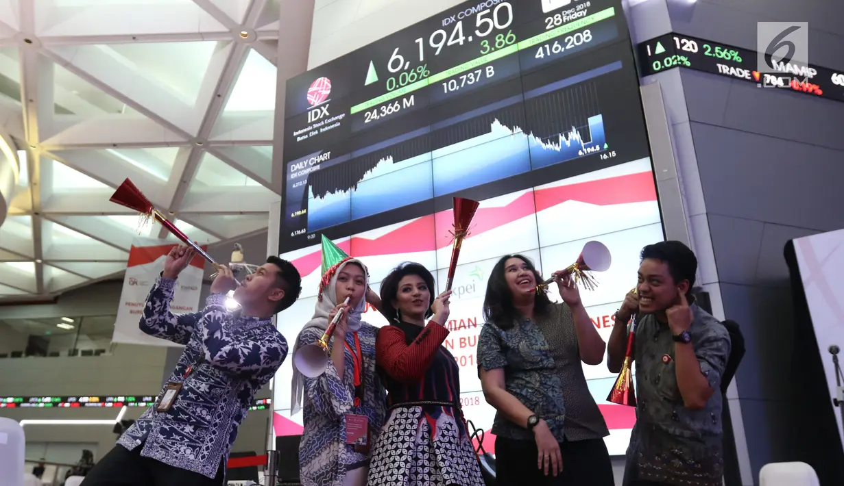 Sejumlah karyawan meniup terompet saat penutupan Indeks Harga Saham Gabungan (IHSG) 2018 di Kantor BEI, Jakarta, Jumat (28/12). Perdagangan IHSG 2018 ditutup menguat 0,06 persen atau 3,86 poin ke level 6.194,50. (Liputan6.com/Angga Yuniar)