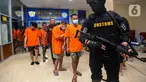 Sejumlah tersangka jaringan penyelundupan narkotika jenis ekstasi dihadirkan saat rilis penggagalan upaya penyelundupan narkota jenis ekstasi di kantor Bea Cukai Pasar Baru, Jakarta, Rabu (8/4/2024). (Liputan6.com/Angga Yuniar)