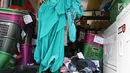 Tumpukan pakaian terlihat di toko laundry di Jakarta, Rabu (20/6). Libur lebaran banyak jasa laundry kebanjiran order hingga 100 karena banyaknya para pembatu rumah tangga yang mudik lebaran. (Liputan6.com/Angga Yuniar)