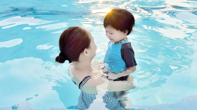 Ini Cara Mudah Melatih si Kecil Berenang (Parinya Feungchan/Shutterstock)
