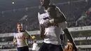 Pemain Tottenham Hotspur, Victor Wanyama (depan) merayakan gol bersama rekannya saat menghempaskan Hull City pada lanjutan Premier League pekan ke-16 di White Hart Lane, London, (14/12/2016). Spurs menang 3-0. (AFP/Glyn Kirk)