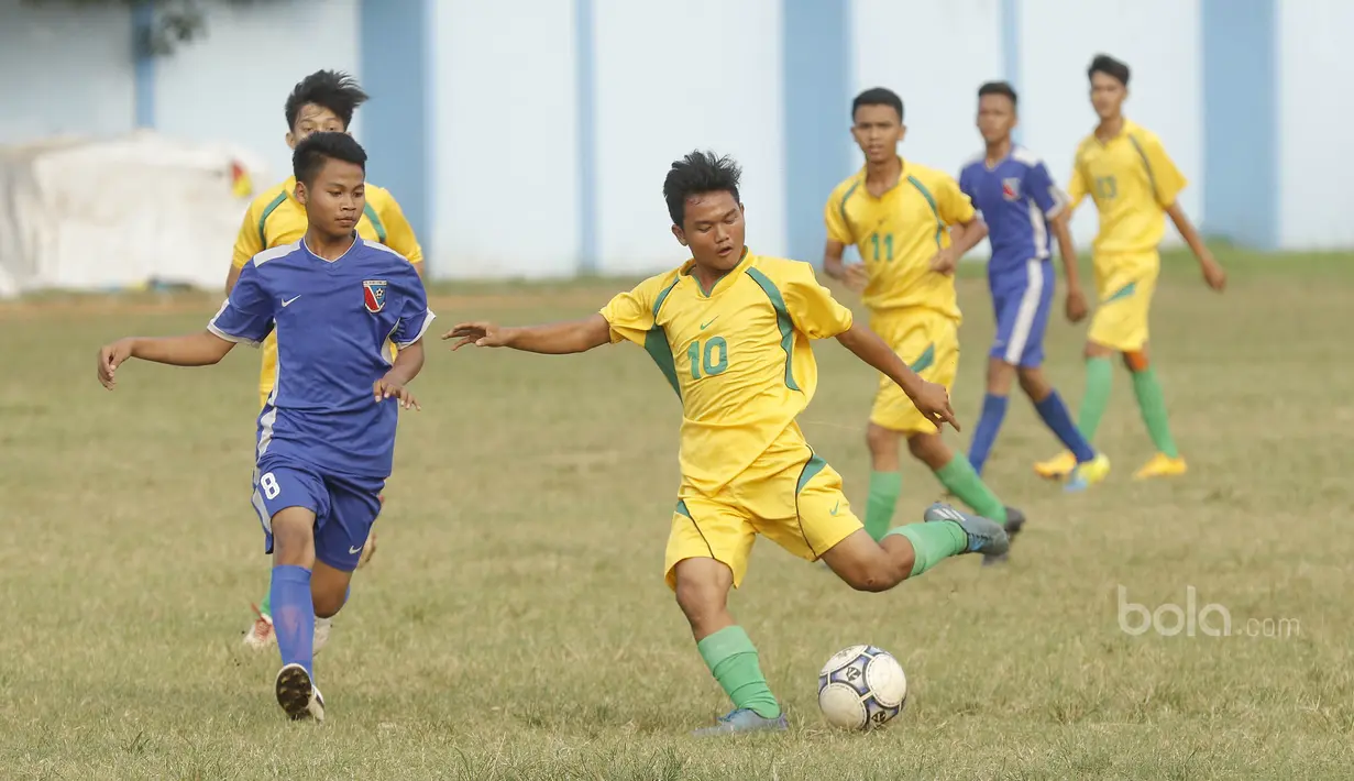 Pemain Persija U-17, Denasandi, menendang bola saat pertandingan melawan PCM di Stadion Cendrawasih, Jakarta, Senin, (24/7/2017). Persija Muda gagal lolos fase grup Piala Suratin setelah bermain imbang 1-1 melawan PCM. (Bola.com/M Iqbal Ichsan)