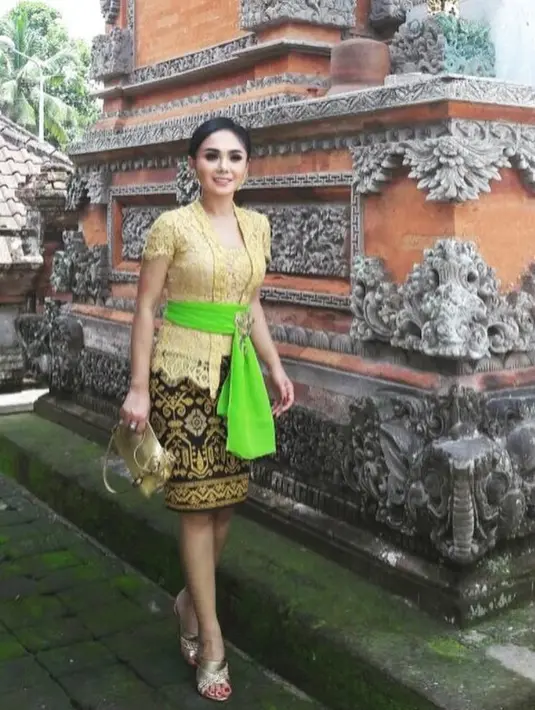 Yuni Shara kenakan kutubaru dengan mini skirt tenun dan kain obi hijau. Memesona! (Instagram/yunishara36).