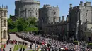Pangeran Harry dan istri, Meghan Markle menaiki kereta kencana setelah upacara pernikahan mereka di Kastil Windsor, Inggris, Sabtu (19/5). Warga Inggris bersuka cita menyambut pernikahan Pangeran Harry dengan Meghan Markle. (TOBY MELVILLE/POOL/AFP)