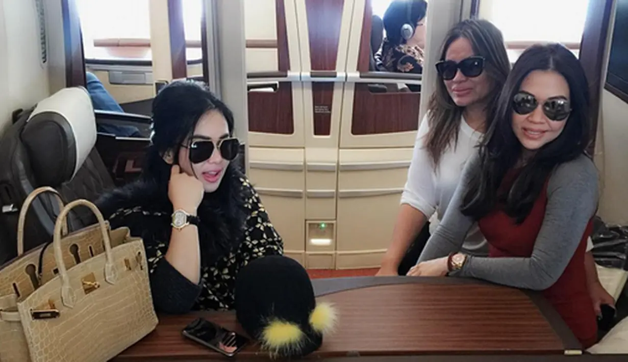 Syahrini begitu cantik dengan kaca matanya. Kompak dengan dua temannya yang dengan kaca mata berwarna gelap. (Instagram/@princessyahrini)