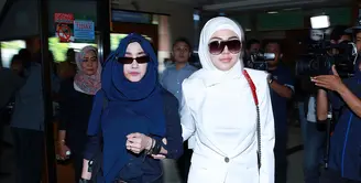 Dengan mengenakan pakaian modis, Bella Shofie hadir dalam sidang cerai beragendakan mediasi di Pengadilan Agama Jakarta Selatan, Rabu (20/4/2016). (Deki Prayoga/Bintang.com)