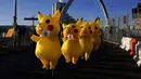 Aktivis berpakaian Pokemon Pikachu saat memprotes dukungan Jepang terhadap industri batu bara dekat KTT Iklim PBB COP26 di Glasgow, Skotlandia, 4 November 2021. KTT ini mengumpulkan para pemimpin dunia untuk menjabarkan visi mereka dalam mengatasi pemanasan global. (AP Photo/Alberto Pezzali)