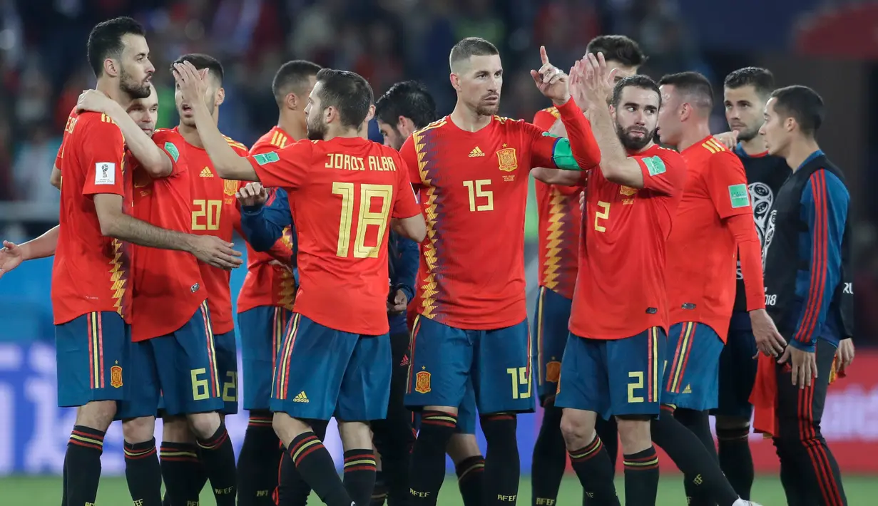 Para pemain Spanyol melakukan selebrasi usai melawan Maroko dalam pertandingan Piala Dunia 2018 di Stadion Kaliningrad, Rusia (25/6). Spanyol hanya bermain imbang 2-2 atas Maroko. (AP/Petr David Josek)