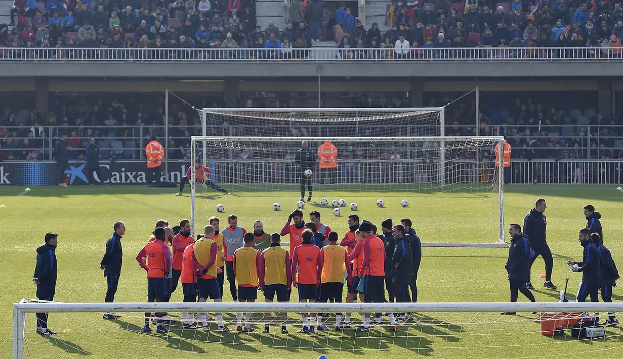 Para pemain Barcelona saat mengikuti sesi latihan perdana tahun 2017. Kini La Blaugrana tertinggal tiga poin dari Real Madrid yang berada di puncak klasemen Liga Spanyol. (AFP/Lluis Gene)
