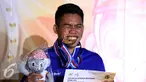 Karateka Jawa Barat, Rahmad menggigit medali usai memenangi laga final Kata Putra Perorangan PON XIX di GOR Sabuga, Bandung, Minggu (18/9). Di final, Rahmad berhasil mengungguli karateka Jambi, Erlando Stevano. (Liputan6.com/Helmi Fithriansyah)
