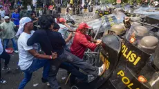 Massa yang menolak eksekusi lahan Hotel Sultan terlibat bentrok dengan petugas pengamanan gabungan di kawasan Gelora Bung Karno (GBK), Jakarta, Kamis (18/6/2026). (merdeka.com/Arie Basuki)
