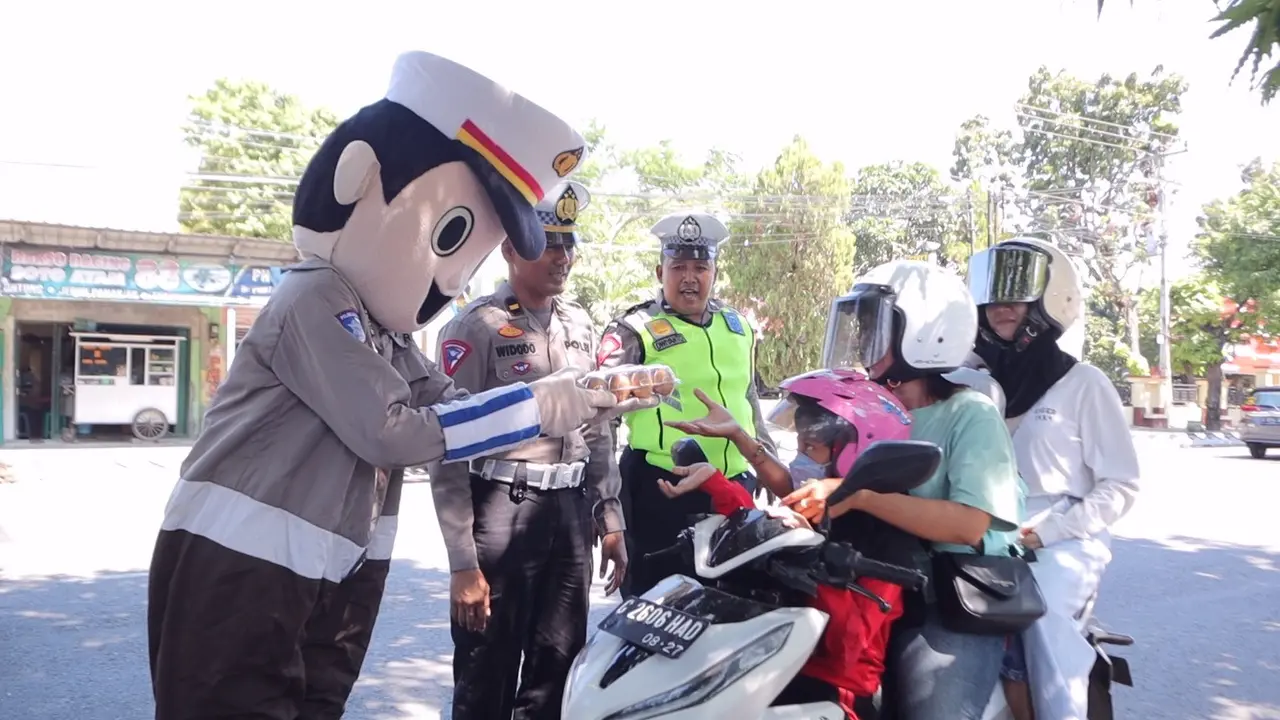 Pengendara tertib dapat paket telur dalam Operasi Patuh Candi 2023 di Pemalang. (Foto: Liputan6.com/Humas Polres Pemalang)
