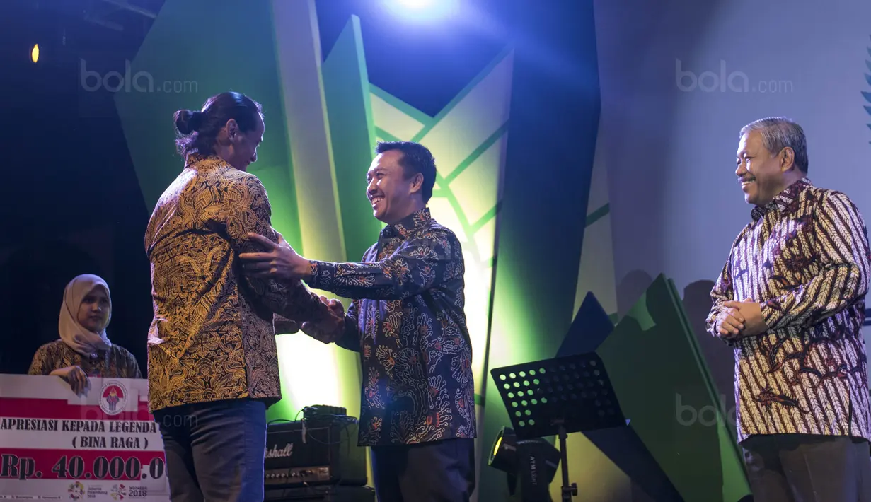 Menpora, Imam Nahrawi, bersalaman dengan legenda binaraga Indonesia, Ade Rai, saat Anugerah Leganda Olahraga di Hotel Bidakara, Jakarta, Rabu (13/12/2017). Sebanyak 286 atlet masing-masing mendapatkan 40 juta rupiah. (Bola.com/Vitalis Yogi Trisna)