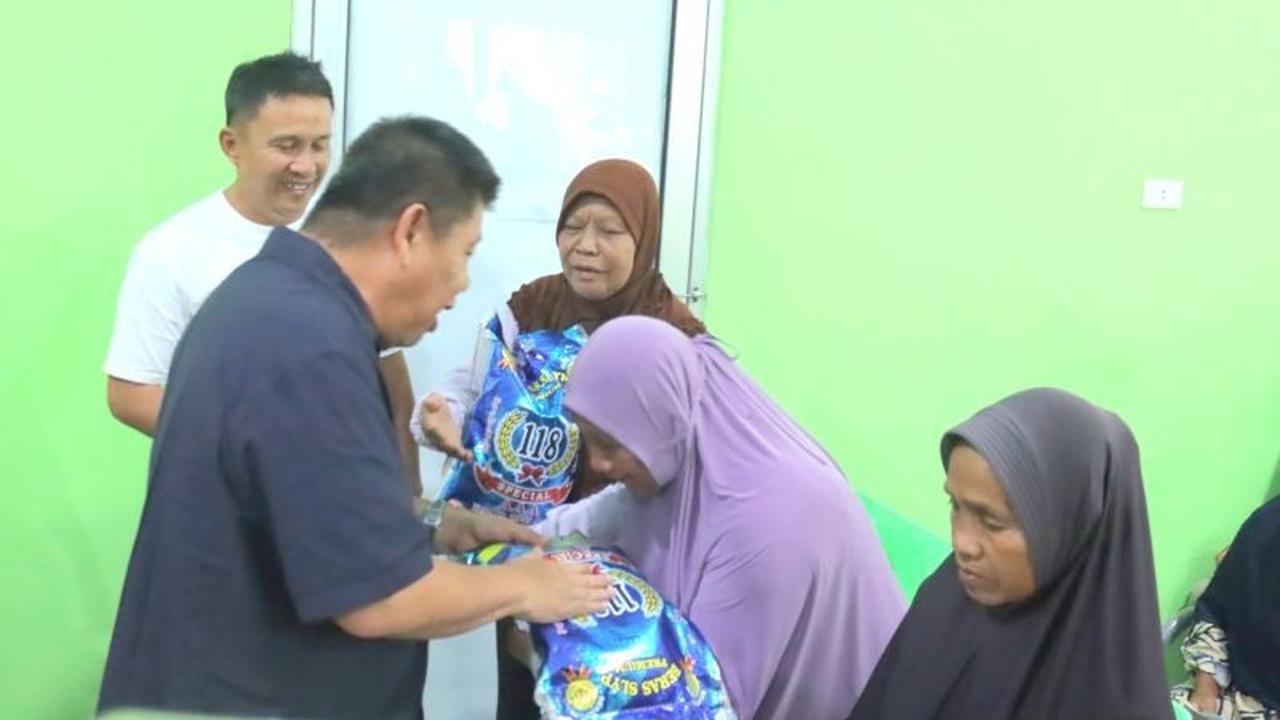 Gubernur Babel Hidayat Arsani Bagikan Ratusan Karung Beras Gratis di Penyamun, Perkuat Kesejahteraan Warga