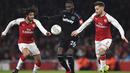 Pemain West Ham United, Arthur Masuaku (tengah) berusaha melewati adangan dua pemain Arsenal pada laga Piala Liga Inggris di Emirates Stadium, London, (19/12/2017). Arsenal menang 1-0. (AFP/Ben Stansall)