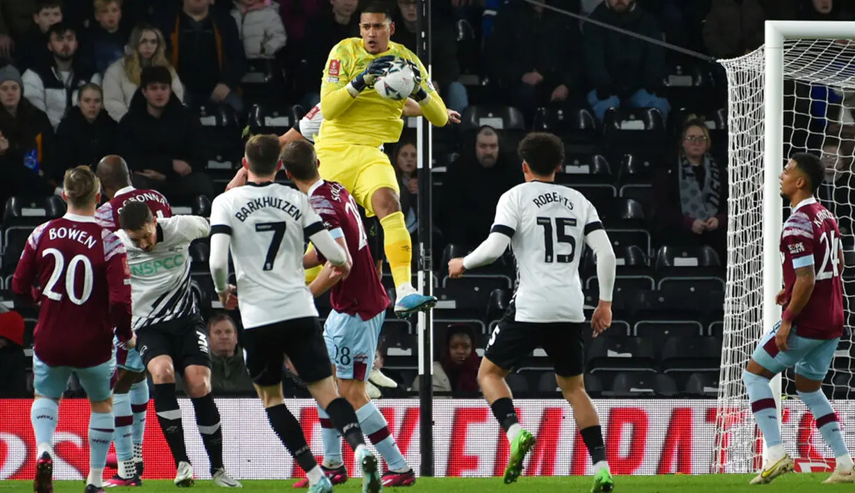 Kiper West Ham United Alphonse Areola melakukan penyelamatan saat melawan Derby County pada pertandingan sepak bola putaran keempat Piala FA di Stadion Pride Park, Derby, Inggris, 30 Januari 2023. West Ham United mengalahkan Derby County dengan skor 2-0. (AP Photo/Rui Vieira)