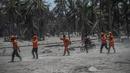 Tim penyelamat tiba untuk mencari korban di rumah yang terkubur abu vulkanik letusan Gunung Semeru di Desa Sumber Wuluh, Lumajang, Jawa Timur, Selasa (7/12/2021). Letusan Gunung Semeru menewaskan sedikitnya 34 orang. (AFP/Juni Kriswanto)