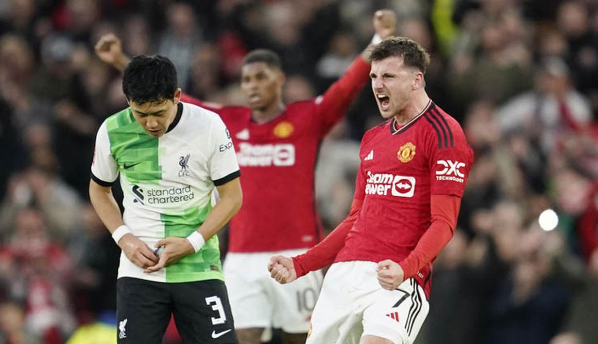 Pemain Manchester United, Mason Mount, merayakan kemenangan di depan pemain Liverpool pada babak perempat final Piala FA 2023/2024 di Old Trafford, Minggu (17/03/2024). (AP Photo/Dave Thompson)