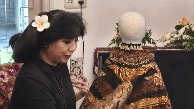 Anne Avantie Rangkai Kain Perca Batik Jadi Jubah Kanak-Kanak Yesus untuk Misi Perdamaian di Praha
