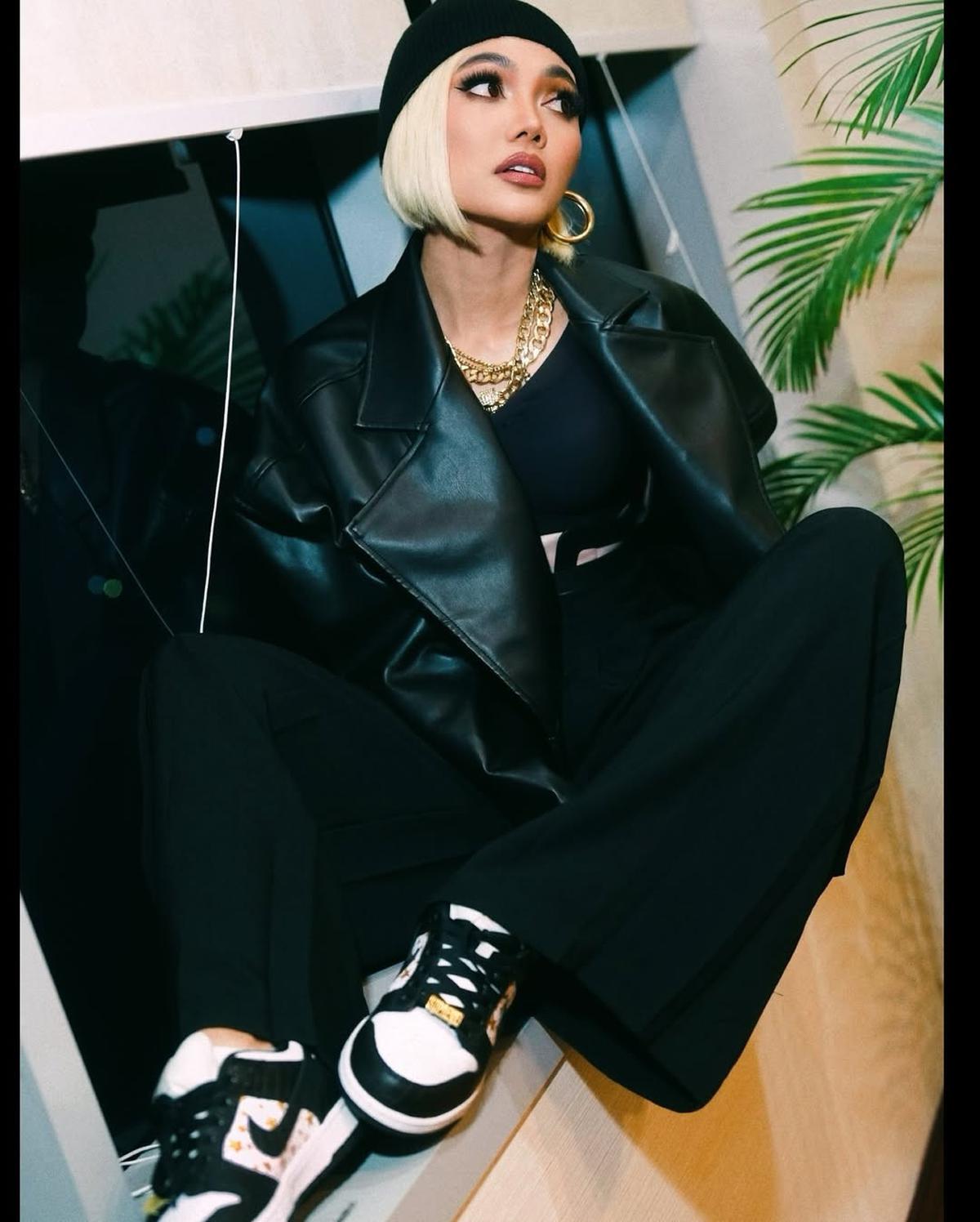 Bikin Netizen Terkecoh, Ini Potret Rina Nose Impersonate Agnez Mo - Gaya Nyanyinya Mirip Banget