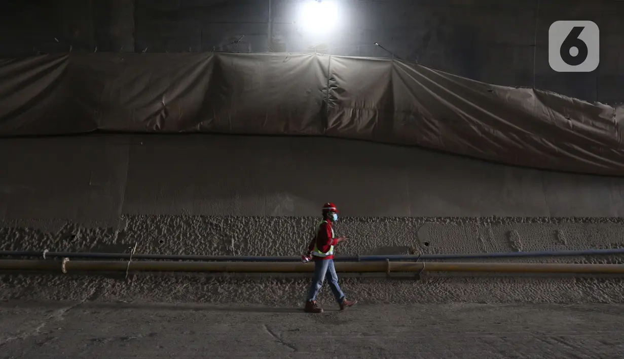 Aktivitas pekerja menyelesaikan proyek Kereta Cepat Indonesia China, Purwakarta, Selasa (21/6/2022). Sebelumnya, pada 6 April 2022, tunnel 4 yang berada di Kecamatan Sukatani, Kabupaten Purwakarta juga berhasil ditembus. (Liputan6.com/Herman Zakharia)