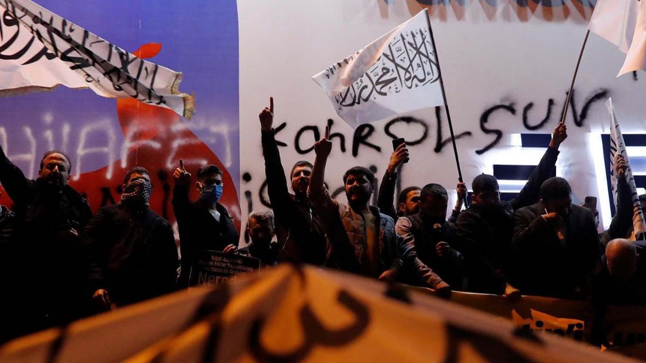 Massa pro-Palestina menggelar aksi unjuk rasa di depan Kantor Konsulat Israel di Istanbul, Turki, Rabu (18/10/2023). Mereka murka setelah sebuah ledakan yang diduga serangan udara Israel menghantam sebuah rumah sakit di Jalur Gaza dan menewaskan ratusan o