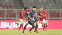 Kapten Jepang U-19, Kawai Ayumu saat berduel dengan pemain Indonesia U-19 pada laga uji coba di Stadion Utama GBK, (24/3/2018). Indonesia U-19 Kalah 1-4. (Bola.com/Nicklas Hanoatubun)