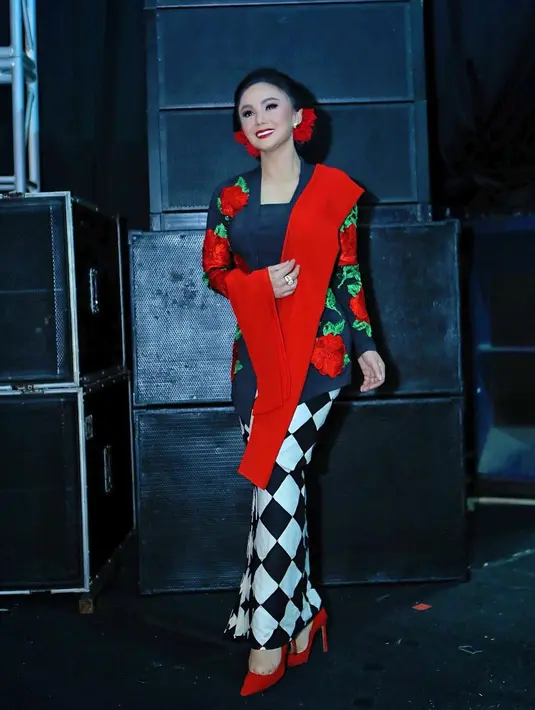 Yuni Shara memiliki kecintaan pada pakaian tradisional, salah satunya kebaya yang sudah menjadi busana nasional. Seperti saat memakai kebaya dari  @olive_and_hers (Foto: @yunishara36)