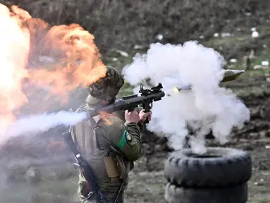 Seorang prajurit Ukraina menembakkan granat berpeluncur roket (RPG) dari peluncur saat latihan di tengah invasi Rusia ke Ukraina di wilayah Donetsk, Jumat (7/4/2023). (Genya SAVILOV/AFP)