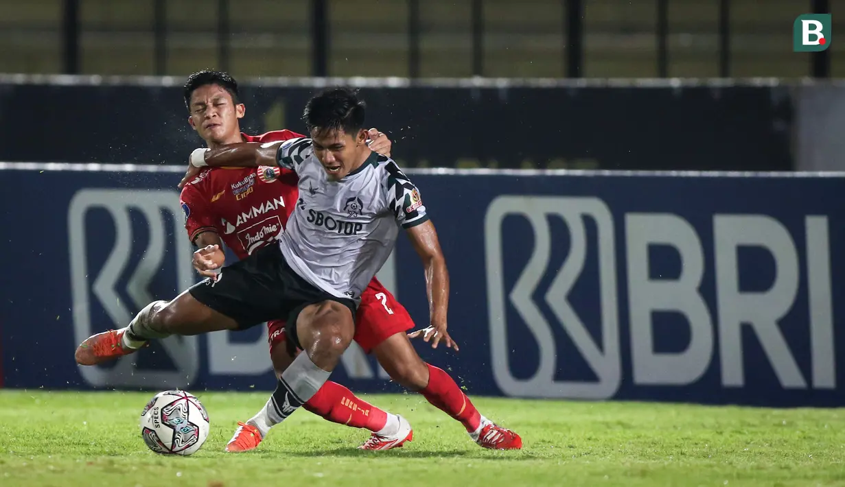 Di awal pertandingan, kekuatan dua tim terlihat berimbang. Perlahan tapi pasti, Persija mulai mengambil alih permainan di pertengahan babak pertama. Namun serangan yang dibangun masih sering mentah. (Bola.com/Bagaskara Lazuardi)