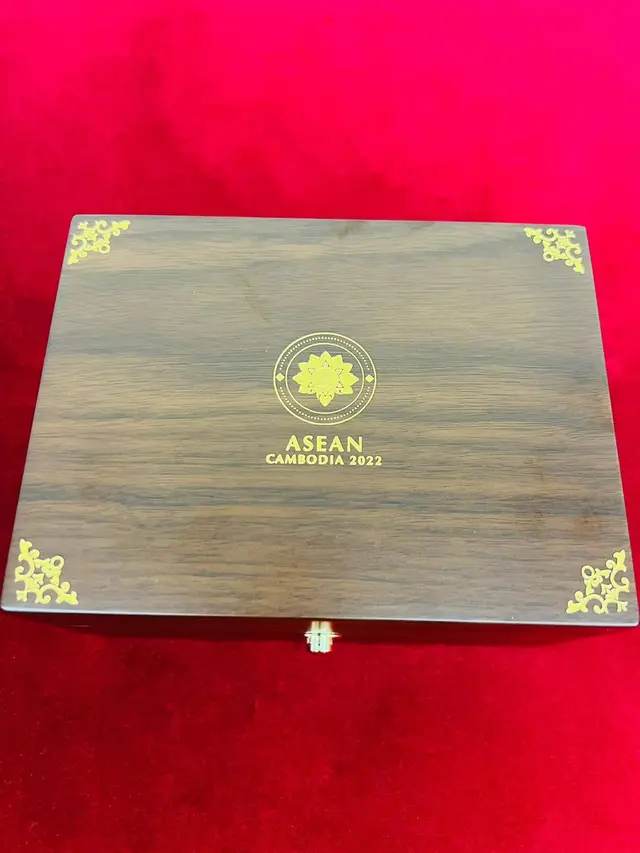 Kotak jam suvenir KTT ASEAN. (Facebook PM Kamboja, Samdech Hun Sen)