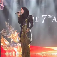 Lesti Kejora turut hadir menyumbangkan suara emasnya di tengah-tengah acara. Ia mengenakan kebaya brokat bernuansa hitam-emas yang dipadukan kain batik coklat. [@wanda_haraa].