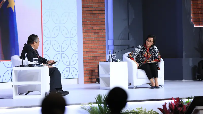 Menteri Keuangan Sri Mulyani bersama dengan Gubernur Bank Indonesia Perry Warjiyo dalam Forum G20 di Bali