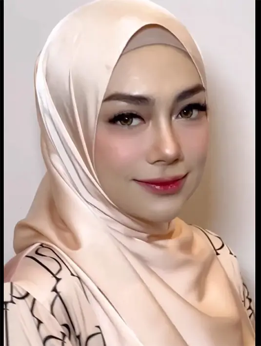 Tidak hanya dipuji makin terlihat cantik, tapi juga membuat pangling. "Masya Allah cantiknya,"  tulis andri011212. "Masya allah, kayak bukan celine," tulis septhie.dian. [Instagram/hilgadoui]