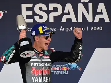 Pembalap tim satelit Petronas Yamaha, Fabio Quartararo, merayakan kemenangan usai menjuarai MotoGP 2020 di Sirkuit Jerez, Spanyol, Minggu (19/7/2020). Quartararo berhasil finis di posisi pertama dengan catatan waktu 41 menit 23,796 detik. (AFP/Javier Soriano)