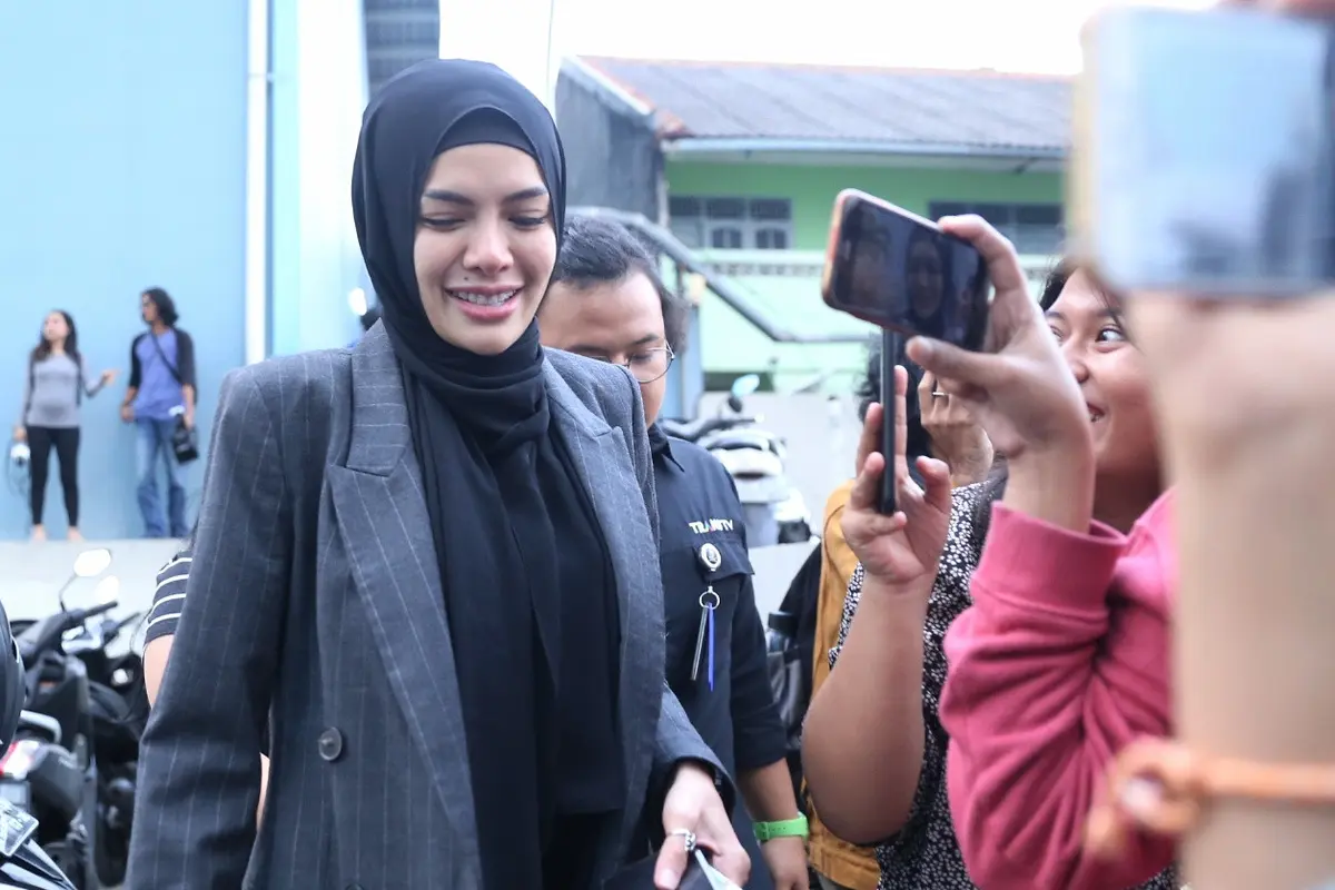 [Bintang] Nikita Mirzani Berhijab