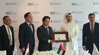 – Dubai International Financial Center (DIFC) menyerahkan letter of incorporation kepada PT Bank Syariah Indonesia Tbk. (BSI) hari ini, Kamis (4/11/2021). (Dok BSI)