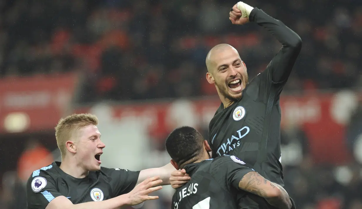 Ekspresi pemain Manchester City, David Silva usai membobol gawang Sotke City pada lanjutan Premier League di Bet 365 Stadium, Stoke, (13/3/2018). Manchester City menang 2-0. (AP/Rui Vieira)