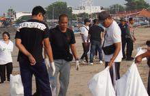 Billy Mambrasar dan Warga Bali Gelar Aksi Bersih Pantai, Kumpulkan 3 Ton Sampah dalam 1 Jam